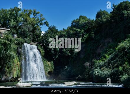 Die cascata grande -Wasserfall -im historischen Zentrum von Isola Del Liri -Italien - im Hintergrund Burg Boncompagni-Viscogliosi Stockfoto