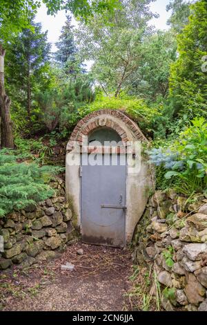 Die Metalltür im Bombenschutz Stockfoto