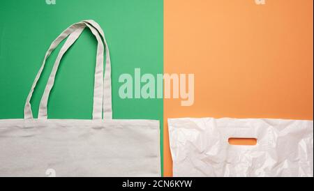 Beige Textil-Öko-Tasche und weiße Plastiktüte, flach liegend Stockfoto