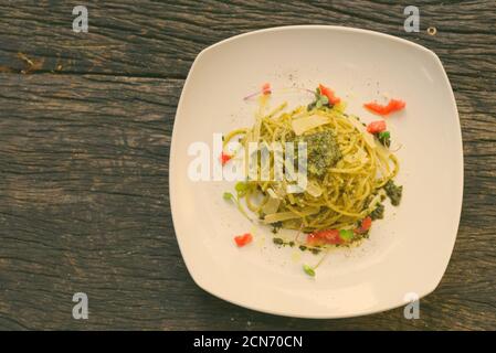 Spaghetti Mit Pesto Sauce Gegen Holztisch Stockfoto