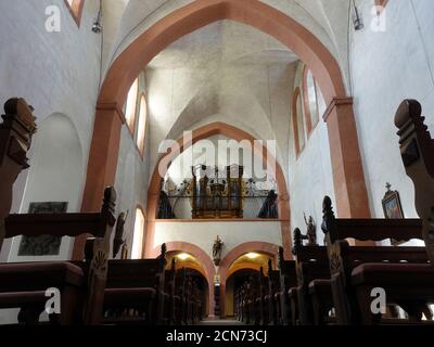 Romanische Klosterkirche St. Leodegar Niederehe - Galerie mit Orgel von Balthasar König Stockfoto