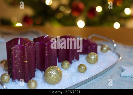 Rote Kerzen auf dem Tisch vor Weihnachtsbaum Stockfoto