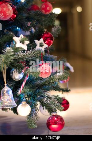 Nahaufnahme der Weihnachtsbaum mit Kugeln und Ornamenten verziert Stockfoto
