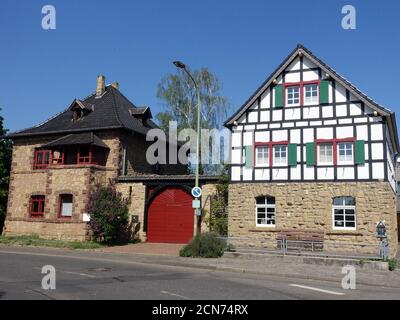 Zwei traditionelle Häuser aus Steinbruch und Fachwerkhäusern Stockfoto