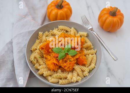 Hausgemachte Herbstnudeln mit hokkaido-Kürbis und roten Linsen Stockfoto