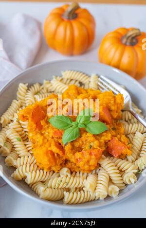 Hausgemachte Herbstnudeln mit hokkaido-Kürbis und roten Linsen Stockfoto