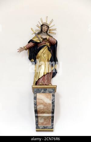 Dreifaltigkeitskirche auf dem gleichnamigen Berg - Figur der Mutter Gottes Maria Stockfoto