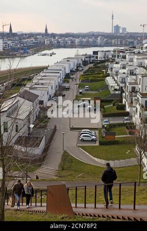 Wohnanlage am Phoenix See mit der Stadt Silouhette, Dortmund, Deutschland, Europa Stockfoto