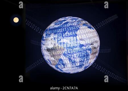 Fotomontage, Erde im Weltraum mit den Zahlen Null und Eins, symbolisches Foto, bis ins Digita-Zeitalter Stockfoto