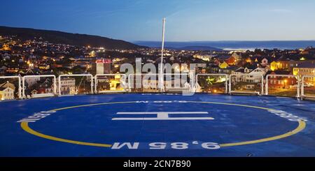 Blick vom Hubschrauberlandeplatz der Fähre Norroena in die Hauptstadt am Abend, Thorshavn, Färöer Stockfoto