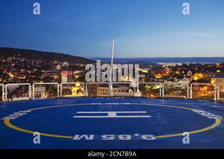 Blick vom Hubschrauberlandeplatz der Fähre Norroena in die Hauptstadt am Abend, Thorshavn, Färöer Stockfoto