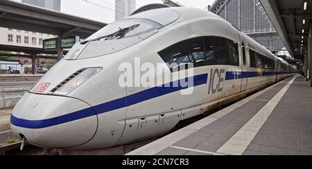 Frankfurt Hauptbahnhof mit DZ Bank, Intercity ICE, Frankfurt am Main, Hessen, Deutschland, Europa Stockfoto