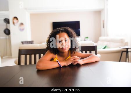 Vor Jugendlichen Mädchen wegschauen Stockfoto