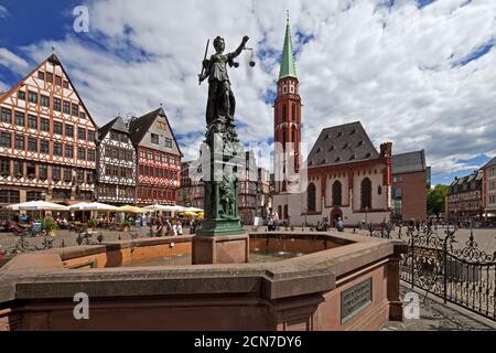 Justitia mit den Schuppen, der Brunnen der Gerechtigkeit mit der Alten Nikolaikirche, Frankfurt, Deutschland, Europa Stockfoto