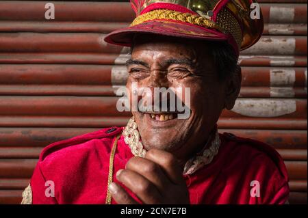 Portrait indischer Hochzeitsband Musiker üben ihre tägliche Musikroutine am Abend auf der Straße in Kalkutta, Indien. Stockfoto