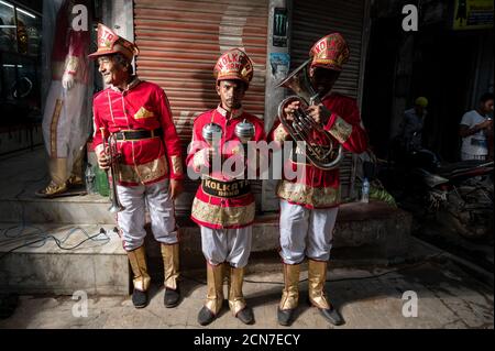 Drei indische Hochzeitsband-Musiker üben ihre tägliche Musikroutine am Abend auf der Straße in Kalkutta, Indien. Stockfoto