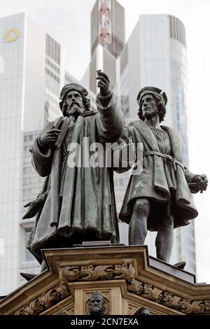 Gutenberg-Denkmal, im Hintergrund die Commerzbank-Zentrale, Frankfurt, Deutschland, Europa Stockfoto