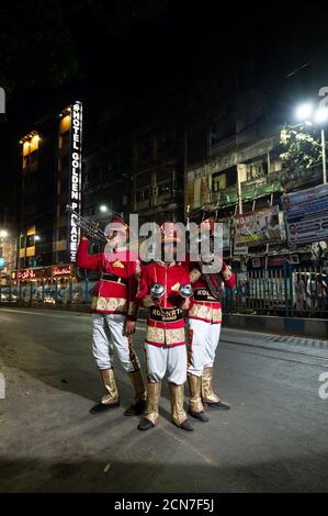 Drei indische Hochzeitsband-Musiker üben ihre tägliche Musikroutine am Abend auf der Straße in Kalkutta, Indien. Stockfoto