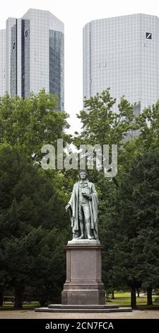 Schiller-Denkmal , dahinter die Zwillingstürme der Deutschen Bank, Frankfurt, Deutschland, Europa Stockfoto