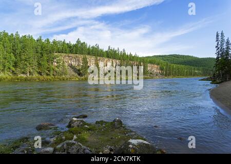 Hohes steiles felsiges Flussufer. Sibirien. Stockfoto