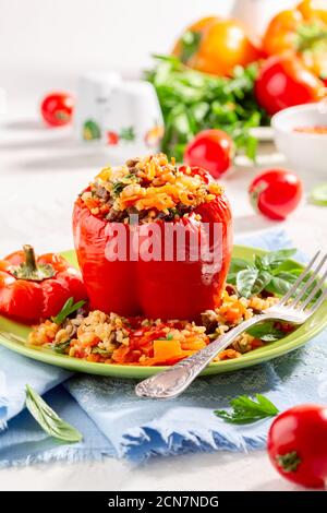 Pfeffer gefüllt mit Bulgur, Fleisch und Gemüse. Stockfoto