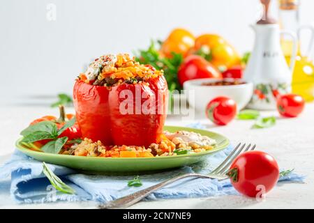 Paprika gefüllt mit Bulgur, Fleisch und Gemüse. Stockfoto