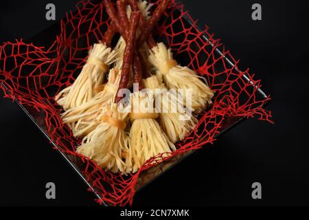 Hexen Besen der suluguni geräucherter Käse und Salami. Ursprüngliche Idee Halloween Snack. Stockfoto