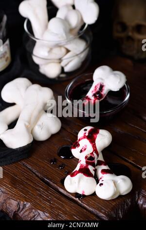 Creepy Meringue Knochen, süße Leckereien für Halloween Stockfoto