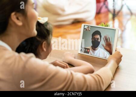 Quarantäne Vater machen Videoanruf an Familie Stockfoto