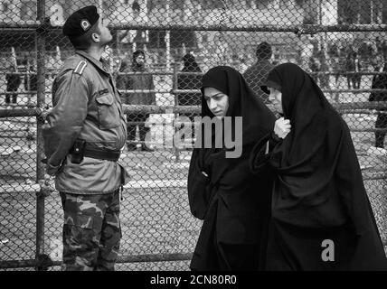 Teheran, Iran - Februar 11,2008 : die moralische Polizei schränkt die Freiheit der Menschen ein.im Iran müssen Frauen Burkas auf der Straße tragen. Stockfoto