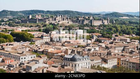 Carcassonne Aude France 091520 Blick über die Dächer der Neustadt auf die mittelalterliche Festungsstadt, die hoch oben in den abfallenden Hügeln liegt. Stockfoto