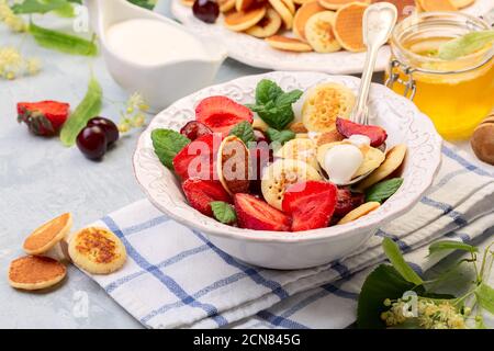 Pfannkuchen Porridge aus winzigen Pfannkuchen. Stockfoto