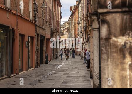 Gasse von Ferrara in Italien voller Menschen zu Fuß Stockfoto