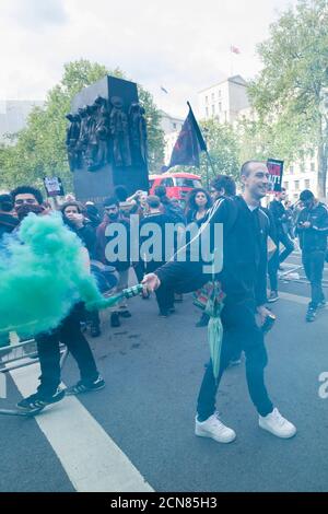 Eine violette Konfrontation außerhalb der Downing Street, zwischen Polizei und Anti-Austeritäts-Demonstranten, die gegen die neue konservative Regierung und ihre Austeritätspolitik protestieren, Downing Street, Westminster, London, Großbritannien. Mai 2015 Stockfoto