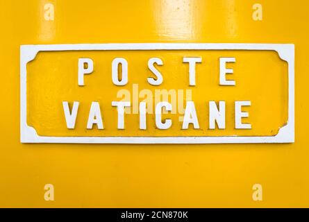 Gelbe Post Box im Vatikan Stockfoto