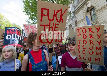 Eine Anti-Austeritäts-Demonstranten, die gegen die neue konservative Regierung und ihre Austeritätspolitik protestieren, Whitehall, Westminster, London, Großbritannien. Mai 2015 Stockfoto