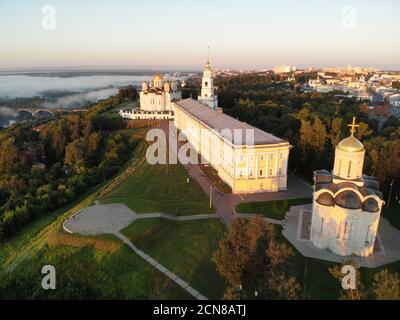 Die Kathedrale des Heiligen Demetrius und die Kathedrale von Dormition in Vladimir. Russland. Fotografiert auf Drohne im Morgengrauen. UNESCO-Weltkulturerbe. Stockfoto