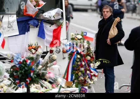 Jules Frutos, Mitgeschäftsführender Gesellschafter der Konzerthalle Bataclan, geht an einem provisorischen Denkmal vorbei, um den Opfern der Pariser Anschläge vor dem Bataclan in Paris, Frankreich, am 8. Dezember 2015 zu gedenken. REUTERS/Charles Platiau