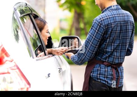 Asiatische Frau, die kontaktlose Zahlung mit Kreditkarte Stockfoto