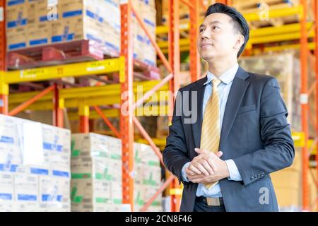 Asiatische Geschäftsmann Eigentümer Porträt im Distributionslager Stockfoto