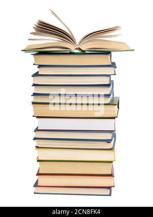 Stapel von verschiedenen Büchern, oben ein offenes Buch, Elemente sind auf weißem Hintergrund isoliert Stockfoto