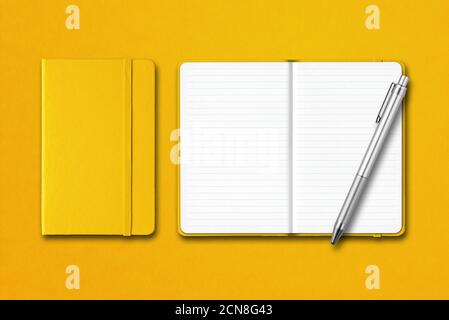 Gelbe geschlossene und offene Notizbücher mit isoliertem Stift Farbenfroher Hintergrund Stockfoto