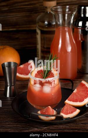 Cocktail Tequila frischer Grapefruitsaft kombiniert mit Rosmarin. Ein festlicher Drink ist ideal für Brunch, Stockfoto