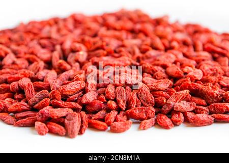 Goji-Beeren isoliert auf weißem Hintergrund Stockfoto
