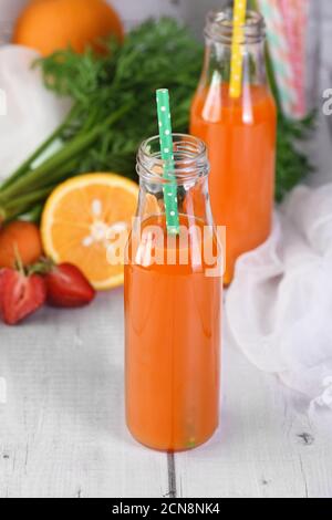 Entgiftungsgetränk. Frisch zubereiteter Orangensaft aus Karotten. Für diejenigen, die ihre Gesundheit überwachen Stockfoto