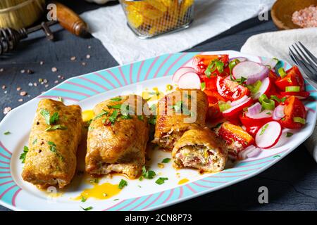 Gemüsebrulade aus Schweinebraten mit Salaten Stockfoto