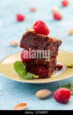 Traditionelle Brownies mit Himbeeren. Stockfoto