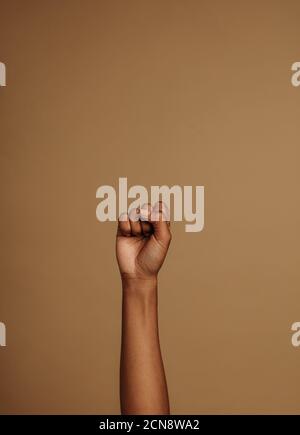 Geschlossene Faust Zeichen mit schwarzen Leben Materie Bewegung verbunden. Kurzer Schuss der Faust angehoben . Stockfoto