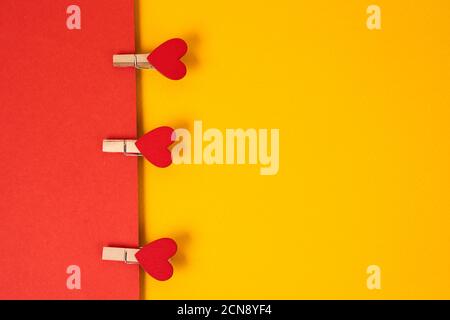 Herzen auf einer Wäscheklammer zweifarbigen Hintergrund Copy Space freien Speicherplatz Stockfoto