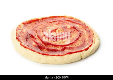 Ausgerollter Pizzateig mit Sauce isoliert auf weißem Hintergrund Stockfoto